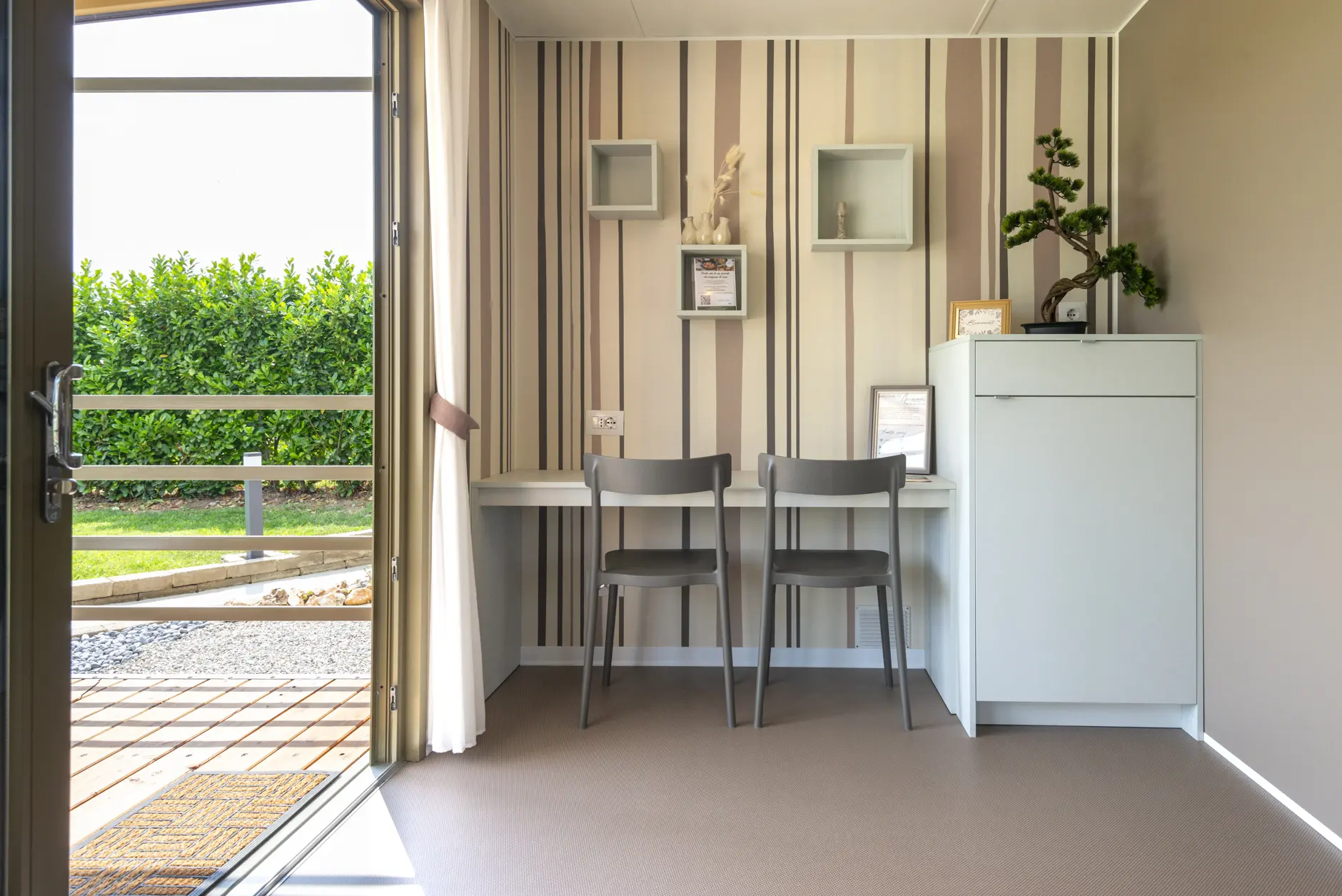 Angolo scrittoio di un Lodge di Amaranto con accesso diretto alla veranda