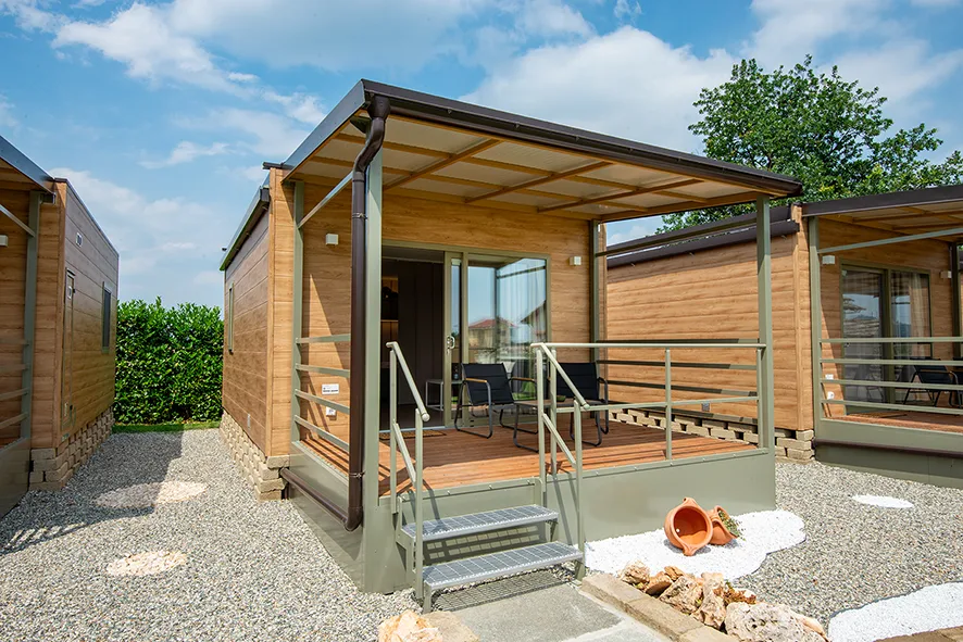 Esterno di un Lodge di Amaranto con veranda privata e ingresso indipendente