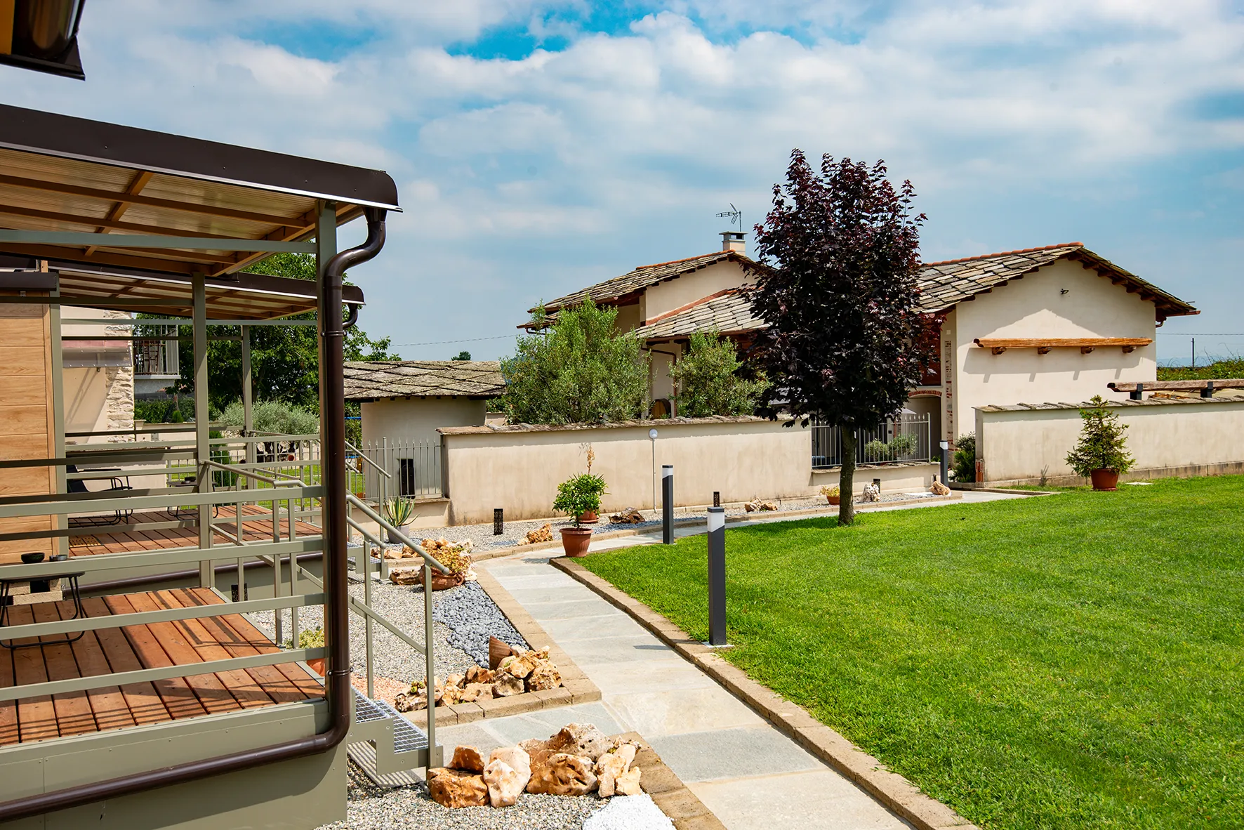 Lodge di Amaranto affacciati sul prato accanto alla cascina
