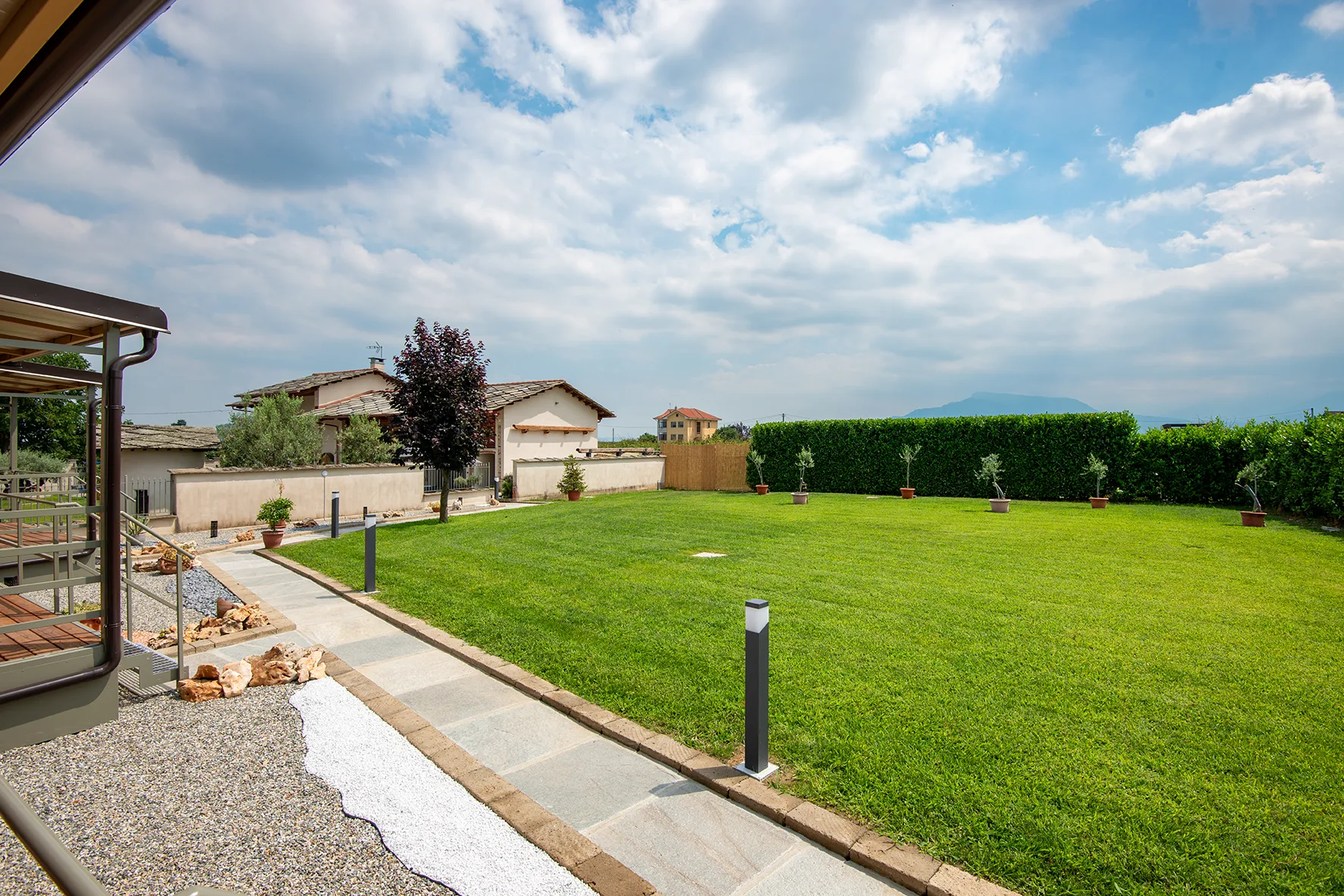 Prato davanti ai Lodge di Amaranto con vista sulla cascina e sulle montagne