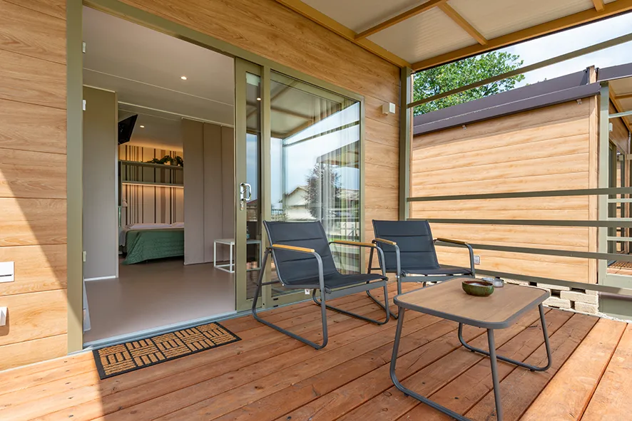 Veranda privata arredata di un Lodge di Amaranto con accesso diretto alla camera